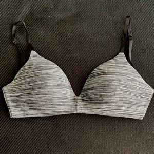 Victoria's Secret No Wire Bra - 32D